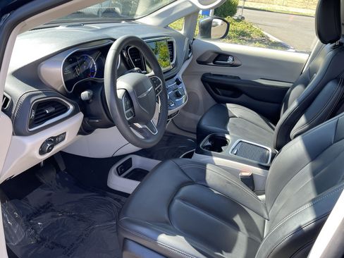 Used 2023 Chrysler Pacifica Touring-L FWD image 10