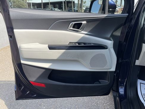 Used 2022 Kia Carnival LX image 17