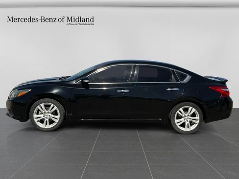 Used 2017 Nissan Altima 3.5 SL w/ 3.5SL Technology Package image 4