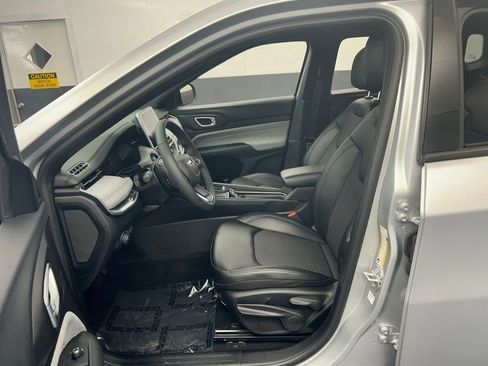 Used 2025 Jeep Compass Latitude image 12