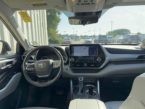 Used 2020 Toyota Highlander Platinum FWD image 4