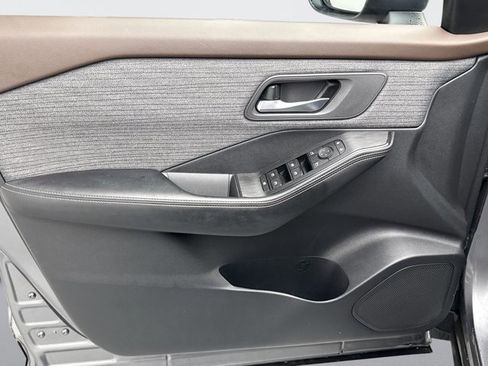 Used 2023 Nissan Rogue SV image 9