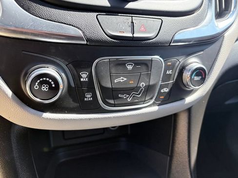 Used 2022 Chevrolet Equinox LT FWD image 19