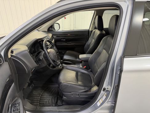 Used 2016 Mitsubishi Outlander SEL image 11