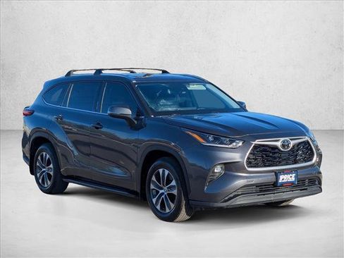 Used 2021 Toyota Highlander XLE image 3