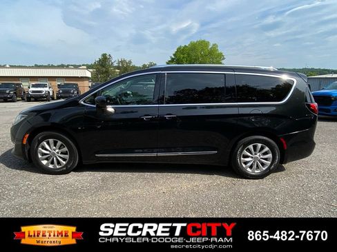Used 2018 Chrysler Pacifica Touring-L FWD image 8