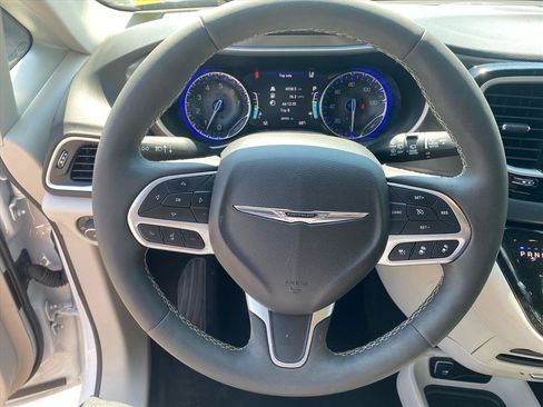 Used 2024 Chrysler Pacifica Touring-L FWD image 10