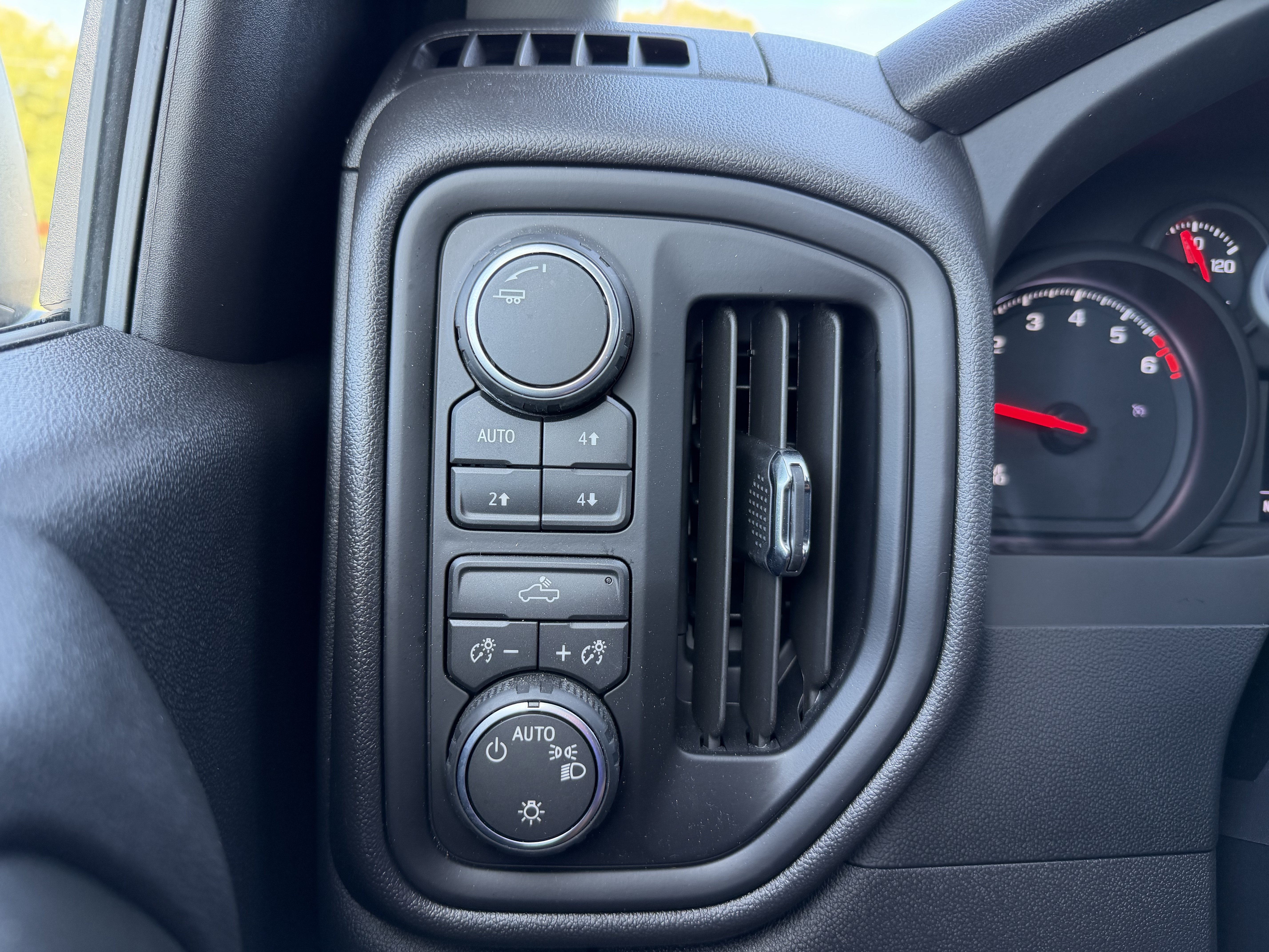 Used 2026 Chevrolet Silverado 1500 Custom Trail Boss w/ Dark Appearance Package AWD/4WD image 14