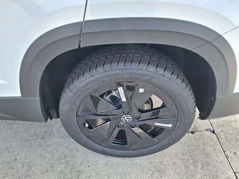 New 2026 Volkswagen Taos SE FWD image 24