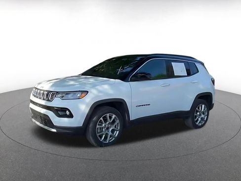 Used 2025 Jeep Compass Limited AWD/4WD image 9