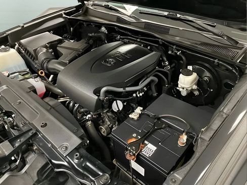 Used 2019 Toyota Tacoma SR5 AWD/4WD image 22