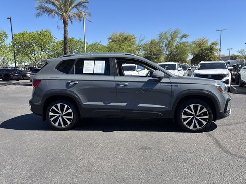 Used 2023 Volkswagen Taos SE image 5