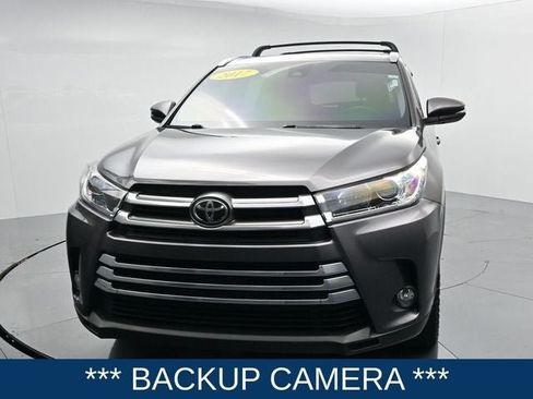Used 2017 Toyota Highlander Limited AWD/4WD image 4