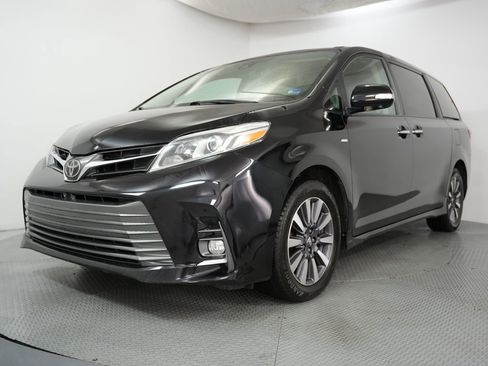 Used 2018 Toyota Sienna Limited Premium image 3