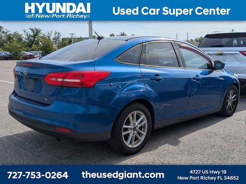 Used 2018 Ford Focus SE FWD image 2