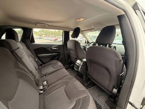 Used 2016 Jeep Cherokee Latitude w/ Comfort/Convenience Group FWD image 10