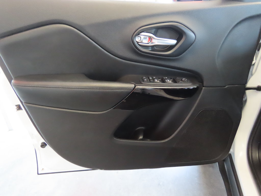 Used 2019 Jeep Cherokee Latitude Plus AWD/4WD image 20