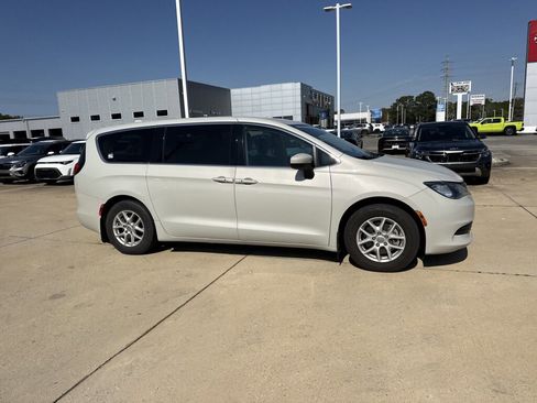 Used 2017 Chrysler Pacifica Touring image 12
