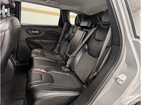 Used 2022 Jeep Cherokee Trailhawk AWD/4WD image 17