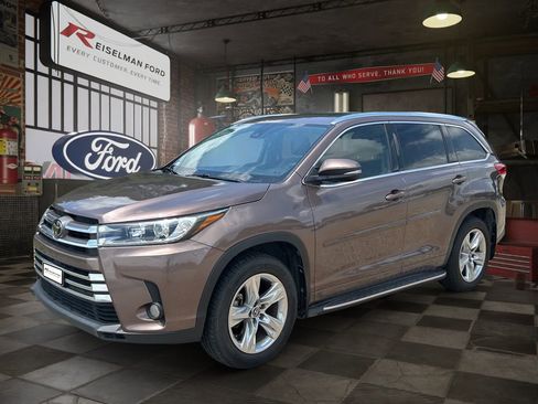 Used 2018 Toyota Highlander Limited FWD image 6