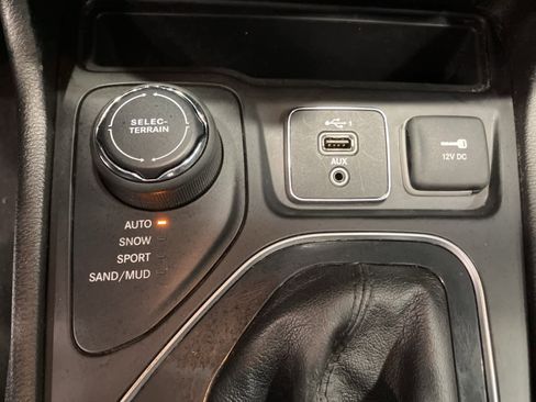 Used 2020 Jeep Cherokee Limited image 18