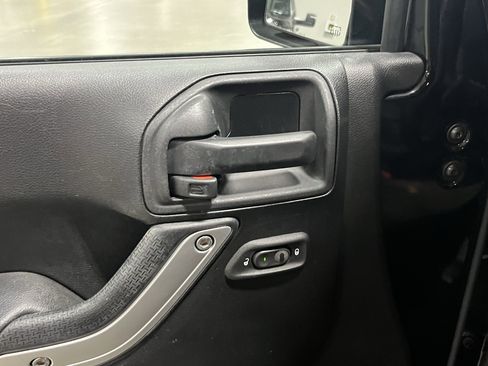 Used 2015 Jeep Wrangler Unlimited Rubicon w/ Connectivity Group image 18