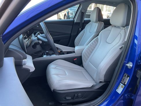 Used 2025 Hyundai Elantra Limited image 14