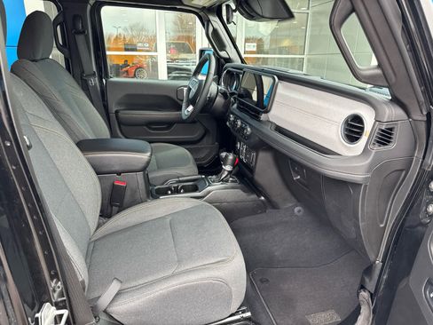 Used 2025 Jeep Wrangler Sahara w/ Safety Group image 4
