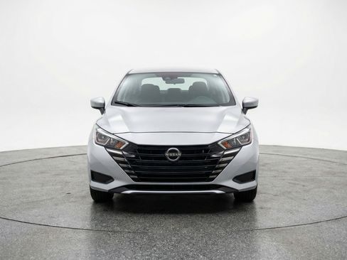 Used 2025 Nissan Versa SV image 2