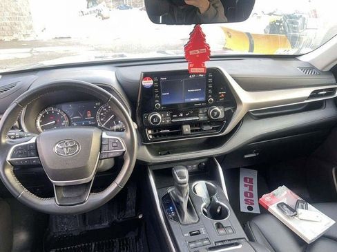 Used 2022 Toyota Highlander XLE image 7