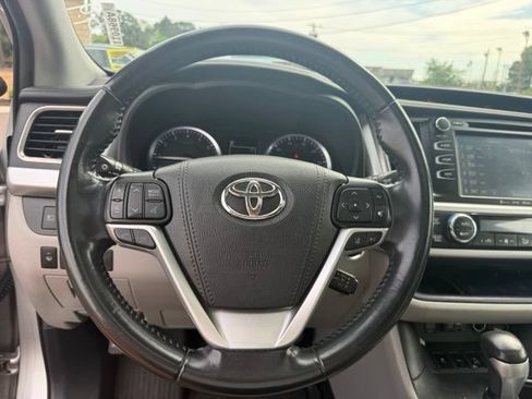 Used 2019 Toyota Highlander XLE AWD/4WD image 15