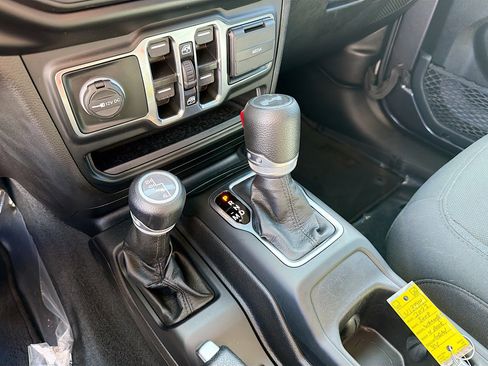Used 2022 Jeep Wrangler Unlimited Sport AWD/4WD image 10