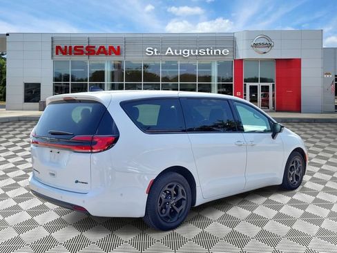 Used 2024 Chrysler Pacifica Limited FWD image 2