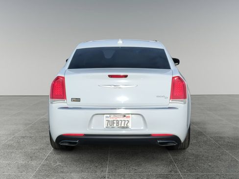 Used 2016 Chrysler 300 C image 4