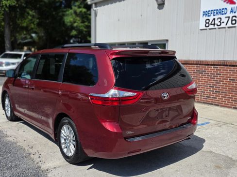 Used 2016 Toyota Sienna XLE w/ XLE Navigation Package FWD image 5