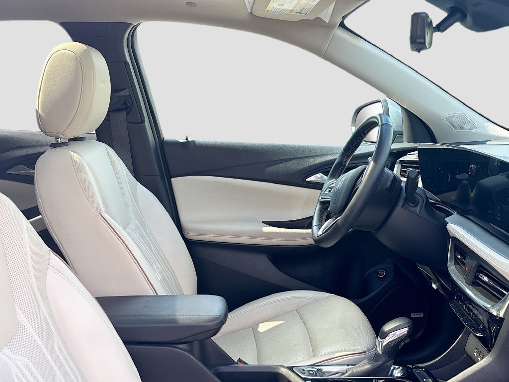Used 2025 Buick Encore GX Avenir w/ Avenir Technology Package FWD image 22