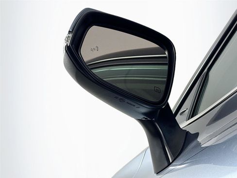 Used 2024 Toyota Highlander LE image 6