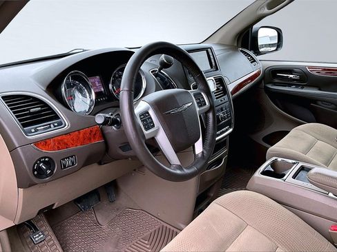 Used 2014 Chrysler Town & Country Touring image 14