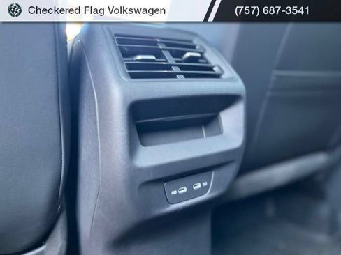 Used 2025 Volkswagen Tiguan SE AWD/4WD image 30