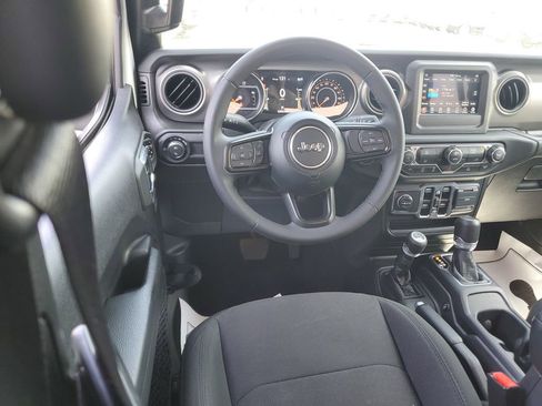 Certified 2023 Jeep Gladiator Sport AWD/4WD image 10