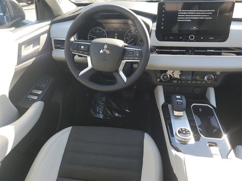 New 2026 Mitsubishi Outlander SE image 12