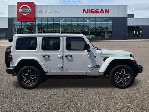 Used 2025 Jeep Wrangler Unlimited Sahara AWD/4WD image 8