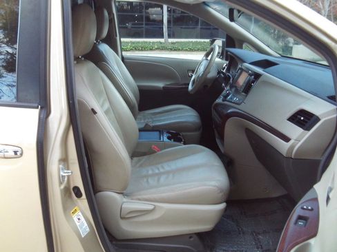 Used 2011 Toyota Sienna XLE image 13