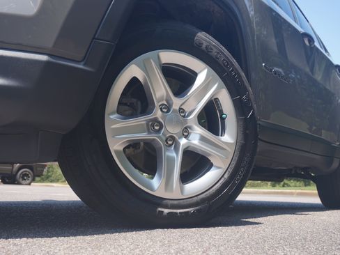 Used 2023 Jeep Compass Sport image 33