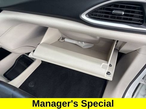 Used 2023 Chrysler Pacifica Touring-L FWD image 39