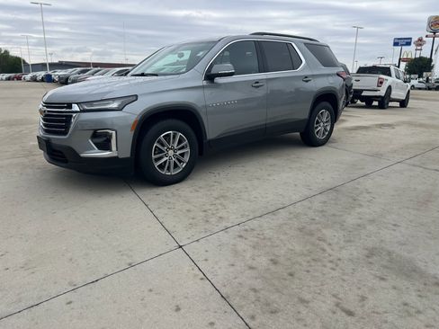 Used 2023 Chevrolet Traverse LT FWD image 2