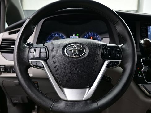 Used 2018 Toyota Sienna XLE Premium w/ Carpet Mat Package FWD image 28