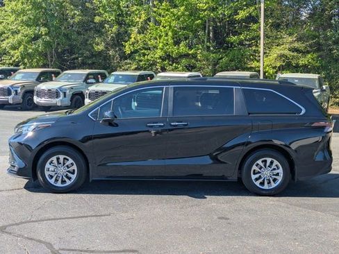 Used 2025 Toyota Sienna XLE image 4