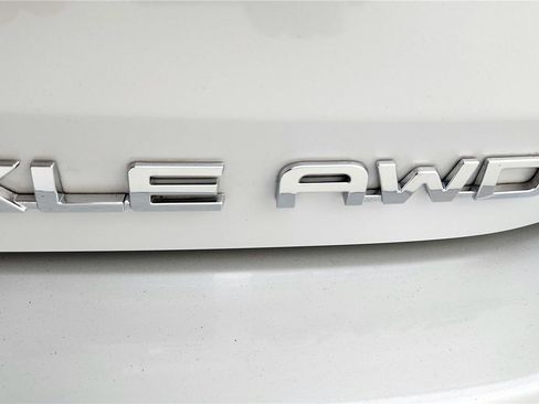 Used 2022 Toyota Highlander XLE image 22