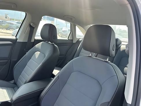 Used 2025 Volkswagen Jetta SE FWD image 19